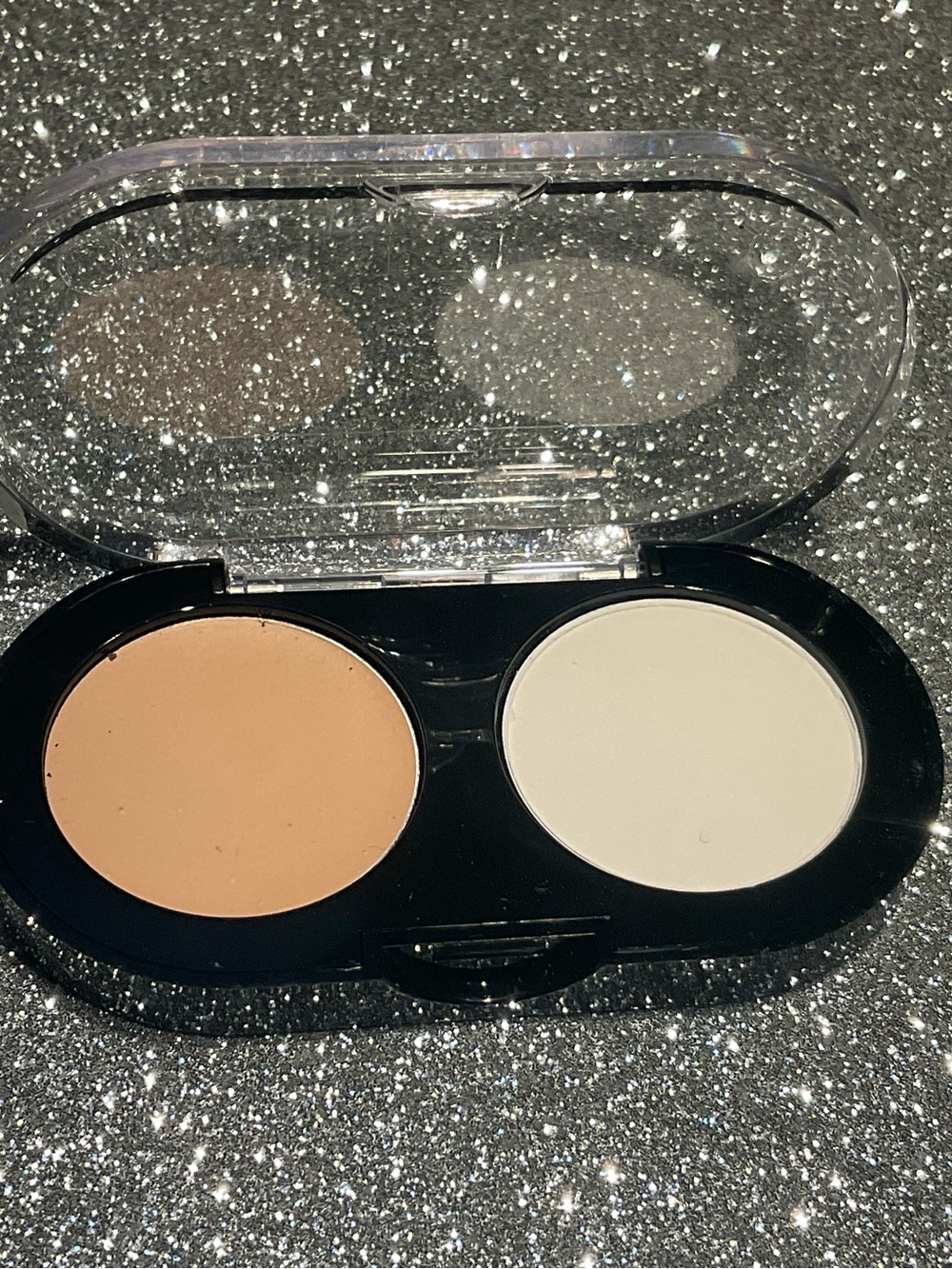 Bobbi Brown Creamy Concealer in BEIGE/PALE YELLOW - Picture 3 of 7